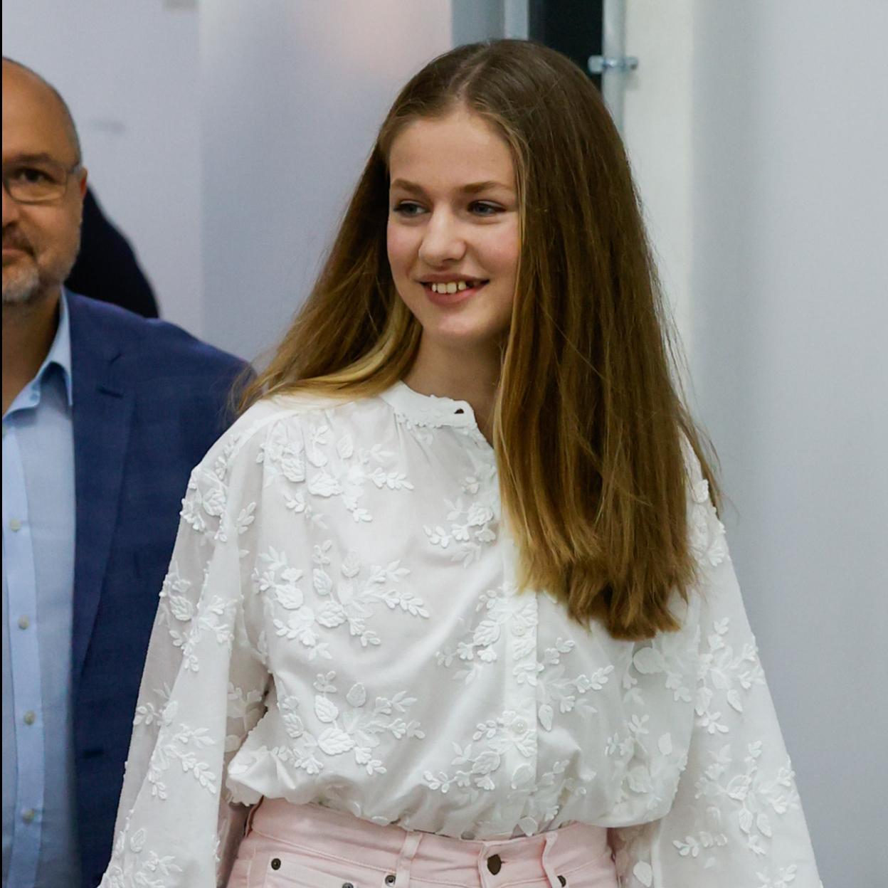 Pincha en la imagen para descubrir más estilismos de la princesa Leonor.