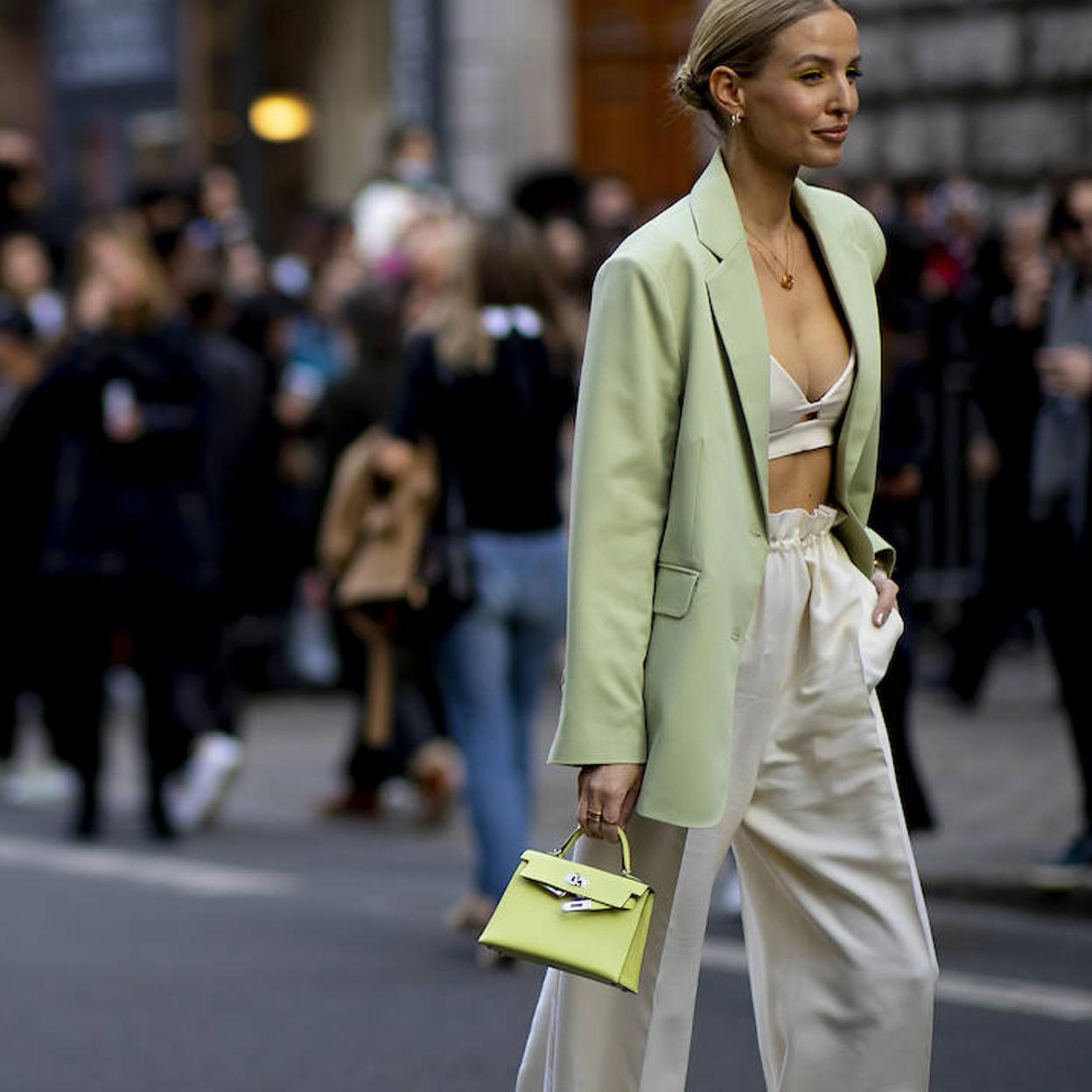 Pincha en la foto para ver pantalones, blazers y otras prendas naranjas con las que darás alegría a todos tus looks