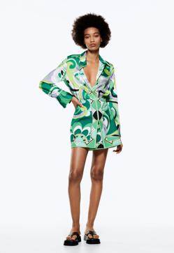 Imagen secundaria 2 - Este conjunto de camisa y mini falda con estampado pañuelo es uno de los más deseaos de la colección de primavera-verano de Zara. Mini falda con estampado multicolor de Zara (25,99 euros) 