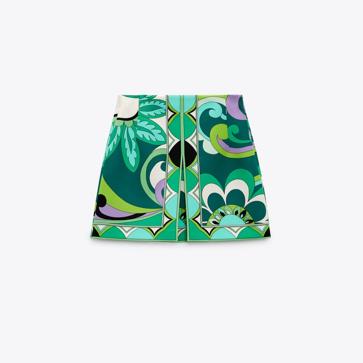 Imagen secundaria 1 - Este conjunto de camisa y mini falda con estampado pañuelo es uno de los más deseaos de la colección de primavera-verano de Zara. Mini falda con estampado multicolor de Zara (25,99 euros) 