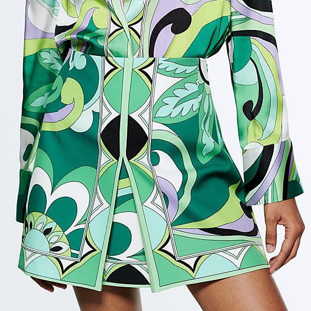 Imagen principal - Este conjunto de camisa y mini falda con estampado pañuelo es uno de los más deseaos de la colección de primavera-verano de Zara. Mini falda con estampado multicolor de Zara (25,99 euros) 