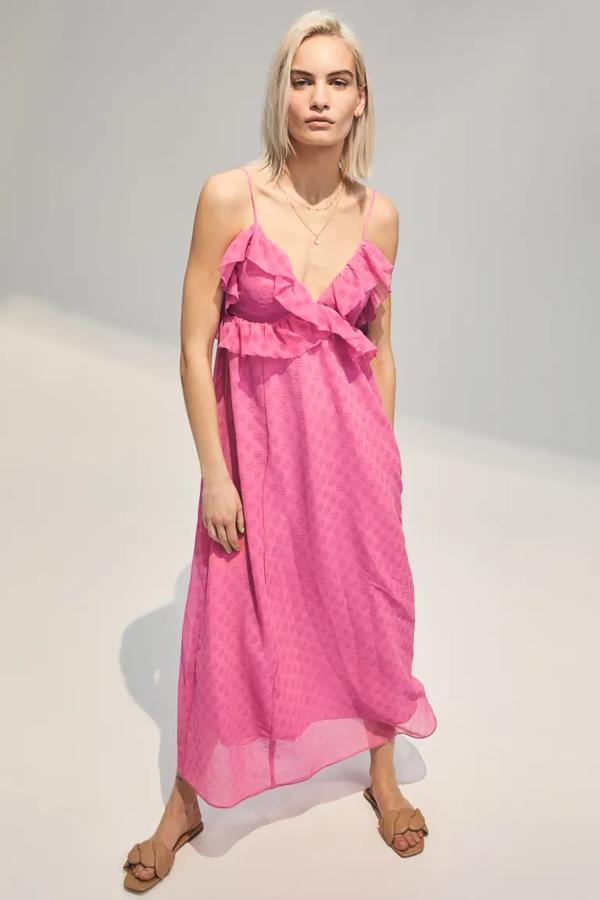 De venta exclusiva en la web de H&M, este vestido midi en tejido crepé viene con tirantes finos, escote de pico en delantero y espalda y volantes decorativos para un efecto maxivolumen. Tiene un precio de 39,99 euros. 