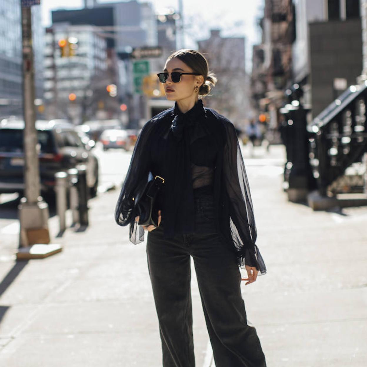 Pincha en la foto para ver blusas y otras prendas en rosa pastel, el color que más rejuvenece de la primavera