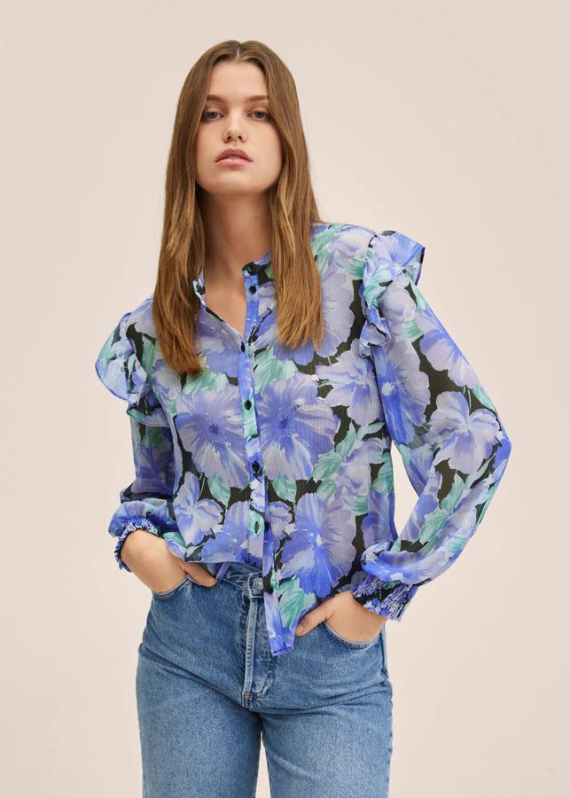 En tonos azules y verdes sobre fondo negro, esta blusa con estampado floral viene con cuello mao y volantes en las mangas acabadas en elásticos. Tiene un precio de 29,99 euros. 