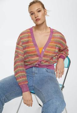 Imagen secundaria 2 - Las bonitas chaquetas de punto multicolor son la tendencia que rejuvenece el look al instante, mejora los básicos y triunfa en el street style
