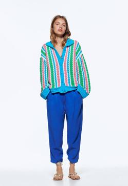 Imagen secundaria 2 - Las bonitas chaquetas de punto multicolor son la tendencia que rejuvenece el look al instante, mejora los básicos y triunfa en el street style