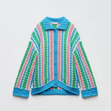 Imagen secundaria 1 - Las bonitas chaquetas de punto multicolor son la tendencia que rejuvenece el look al instante, mejora los básicos y triunfa en el street style