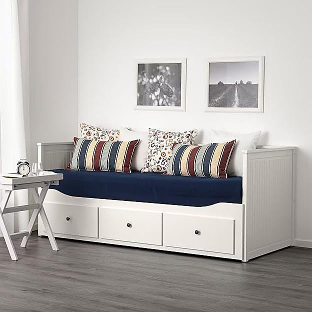 Imagen principal - La cama-sofá HEMNES de IKEA cuesta 349 euros.