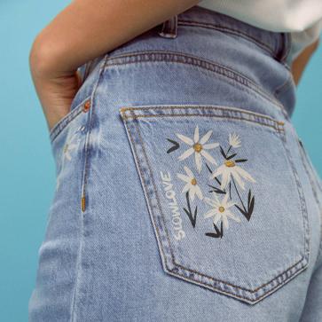 Imagen secundaria 1 - Te vas a enamorar de los bonitos vaqueros bordados con flores de Cortefiel que favorecen muchísimo y son perfectos para la primavera