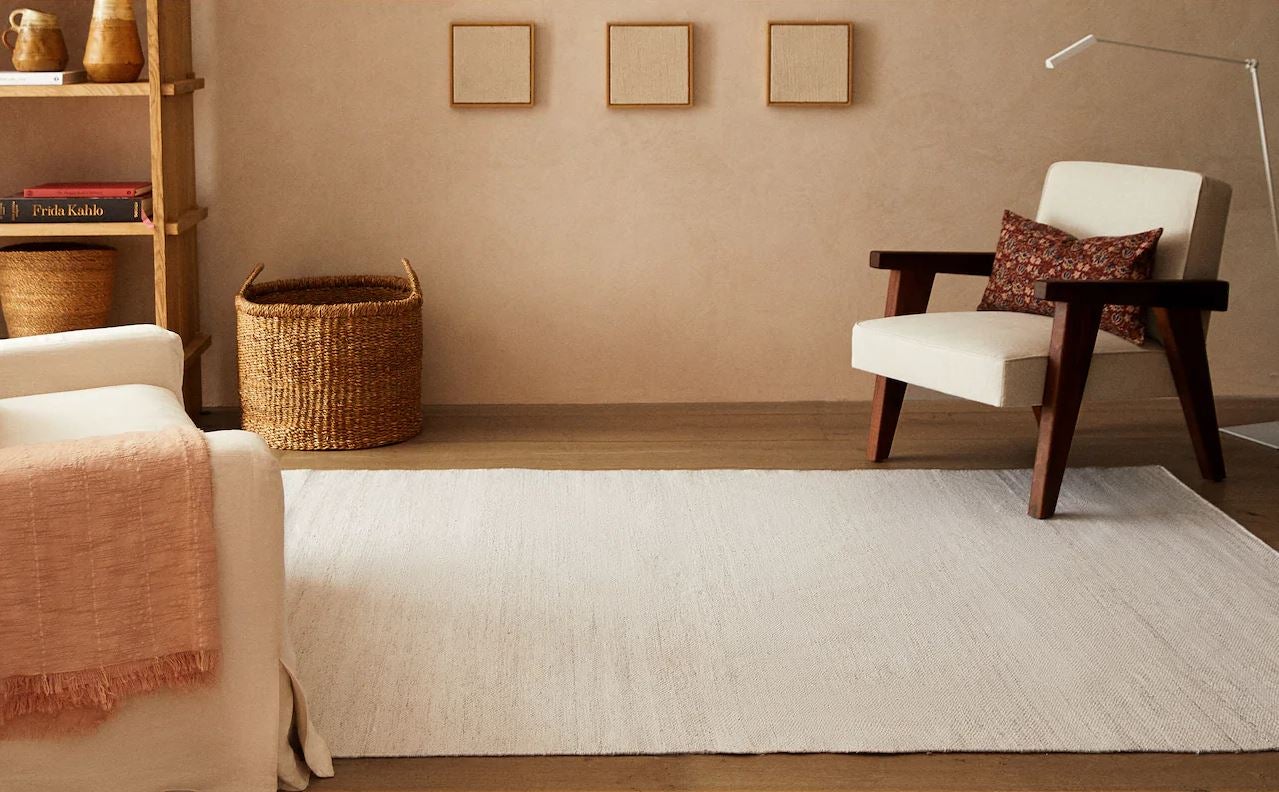 La sostenibilidad ya no es una moda, sino una tendencia que ha llegado para quedarse en nuestro hogar. Por eso, nos encanta esta elegante alfombra de Zara Home elaborada con hilos de poliéster 100% reciclado. Ahora está rebajada de 199 a 149 euros en los Special Prices.