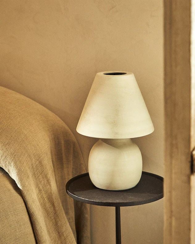 Un toque de elegancia minimalista con aires rústicos en el dormitorio o en el salón con esta lámpara auxiliar de sobremesa, que pasa de 59.99 a 44.99 euros.