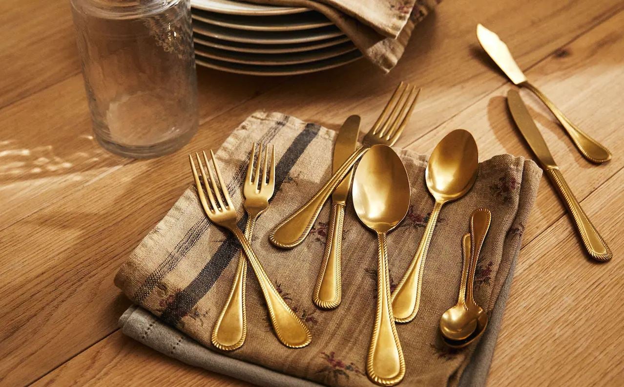 Y esta cubertería de inspiración retro en tono dorado est´a rebajada a 3.74 euros la pieza.