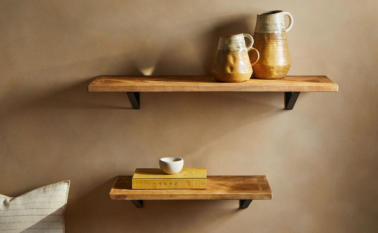 Siguiendo con el estilo natural, el protagonismo de la madera y la inspiración rústica, no podemos dejar escapar estas baldas de madea reciclada que pasan de 149 a 74.99 euros (según tamaños) en los Special Prices de Zara Home.