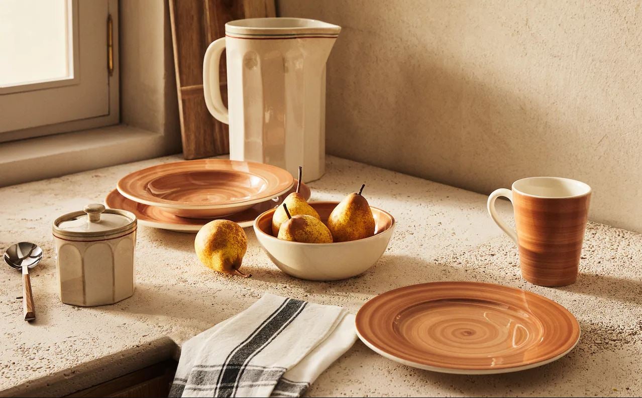 Poner una mesa bonita es un arte, por eso, tener decoración especial es clave. Y no es caro: esta vajilla de loza espiral puedes comprarla en los Special Prices de Zara Home desde 2.99 euros la pieza.