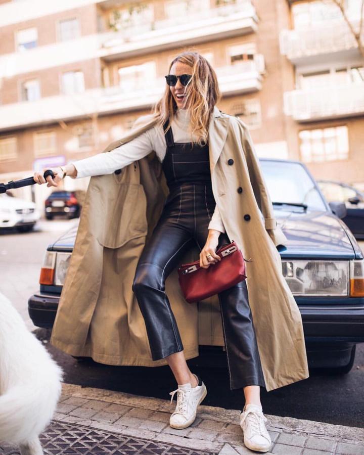 Cualquier prenda por informal que sea puede reformularse para entrar en el armario de una lady siglo XXI. Atención al truco que permite adoptar el peto: en vez de elegirlo vaquero, que sea de piel o de efecto piel, si eres animalista. Va perfecto hasta con zapatillas