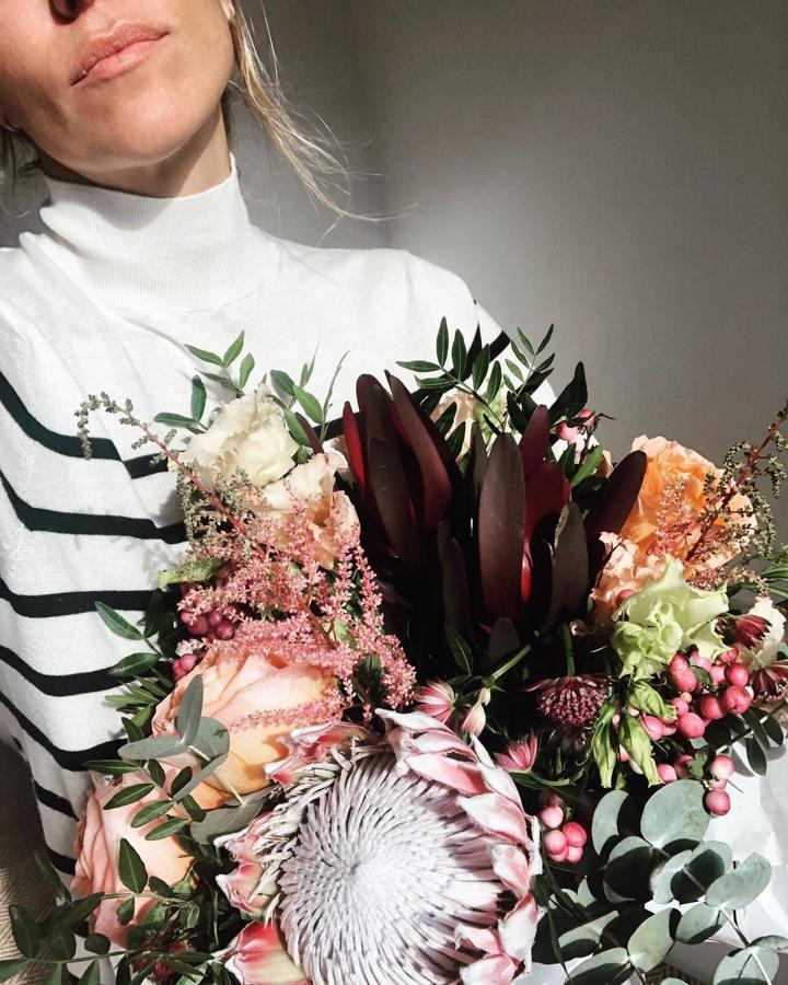 No pueden faltar en ningún armario clásico ni neoclásico. De hecho, existe una prenda de rayas marineras casi para cada estilo. Laura Vecino opta por un jersey fino con el cuello alto: una de las señas de identidad de su estilo.