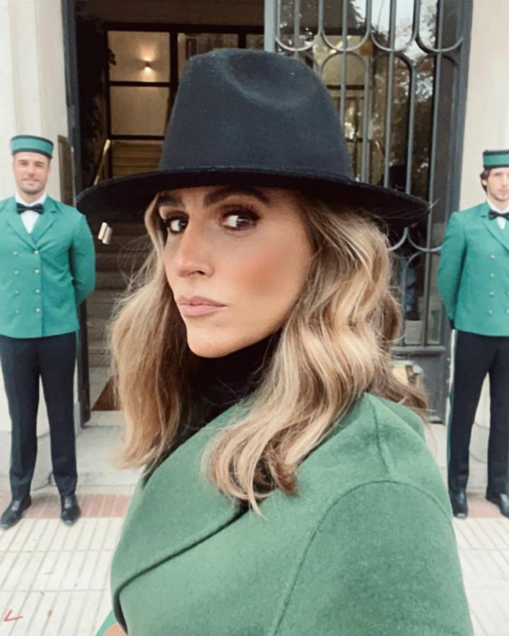 Laura Vecino reduce los accesorios al mínimo, una de las claves de estilo de cualquier ‘working lady’. Tenemos que destacar sin embrago su apuesta por el sombrero de ala clásico. Nada resalta más la feminidad que una pieza netamente masculina como esta.