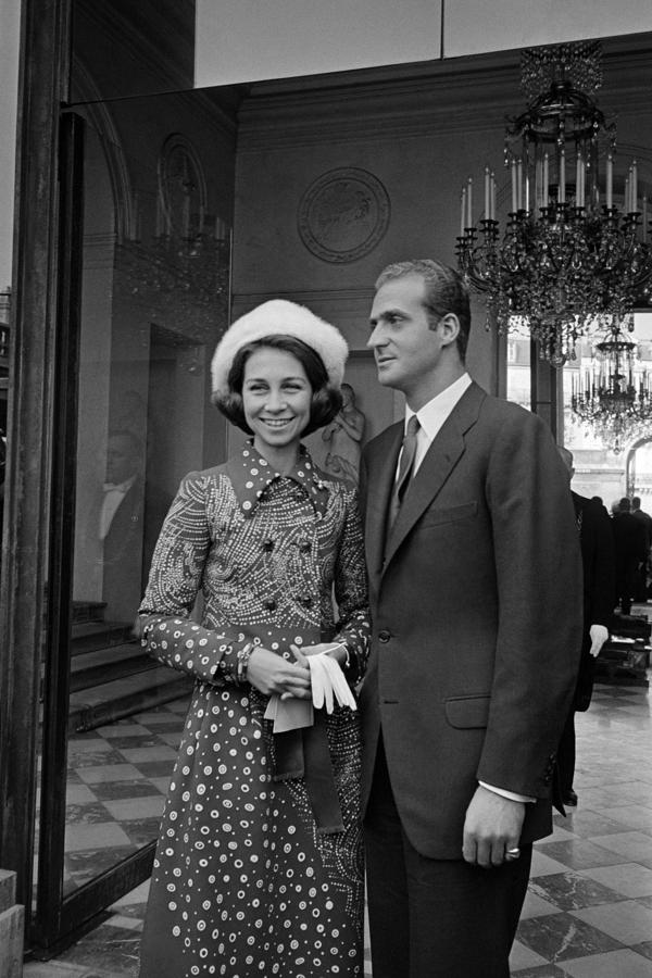 Para su visita oficial a París en octubre de 1970, la reina se decantó abrigo-traje largo de estampado “mix and match” con cuello ancho y doble botonadura y un sombrero de visón. Una imagen que hemos visto en más de un “front row” esta temporada.