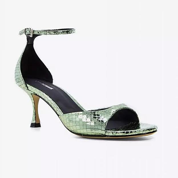 Sandalia de tacón Petrina en color verde esmeralda (190 euros)