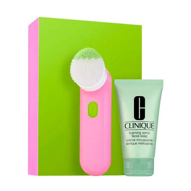 Este cepillo de limpieza purificante viene acompañado de un jabón facial extra suave y usándolos a la vez, obtienes una luminosidad saludable y podrás purificar tus poros. El Clinique Sonic, ligero y compacto presenta un cabezal inclinado que alcanza aquellas zonas más complicadas del rostro. Gracias a su movimiento vibratorio constante para ayudar a retirar el maquillaje, la suciedad y la grasa, para purificar los poros y conseguir un brillo saludable. Está disponible en Druni por 99 euros.