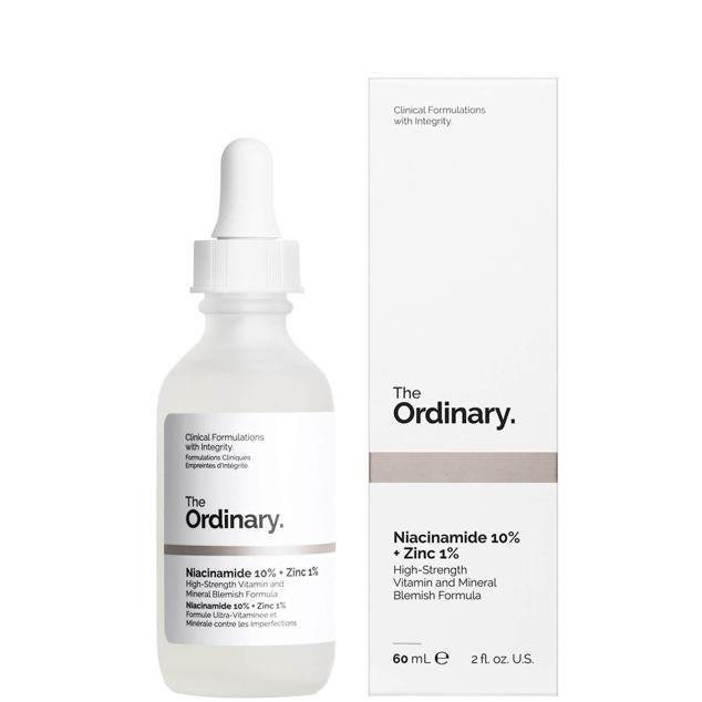 Niacinamide 10% Zinc 1% es un potente sérum con Vitamina B3 con el que combatirás los síntomas más comunes previniendo los brotes acneicos, minimizando los poros y regulando la producción del sebo. La Niacinamida reduce los poros dilatados, elimina las marcas del acné, previene nuevos brotes e iguala el tono de la piel. Y el Zinc es muy importante por su poder antioxidante, porque regula las glándulas sebáceas y ayuda a cicatrizar el tejido. Está disponible en Druni por 5,90 euros.
