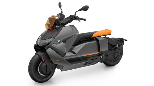 El aire futurista del BMW CE 04 no solo se refleja en su impresionante diseño, también en su avanzada tecnología, que ha llegado al mercado dispuesta a revolucionar el sector de los scooters eléctricos. Con 125 kilómetros de autonomía, pero sin perder la funcionalidad de una motocicleta de este tipo, es la solución de movilidad más práctica del momento. Y, además, en su proceso de fabricación aprovecha materiales reciclados y reciclables.