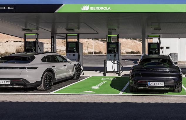 Cargadores Porsche Ibérica e Iberdrola. Las dos empresas están desarrollando una red de cargadores ultrarrápidos en las principales carreteras de la península. Estarán disponibles para todos los usuarios de un vehículo eléctrico.