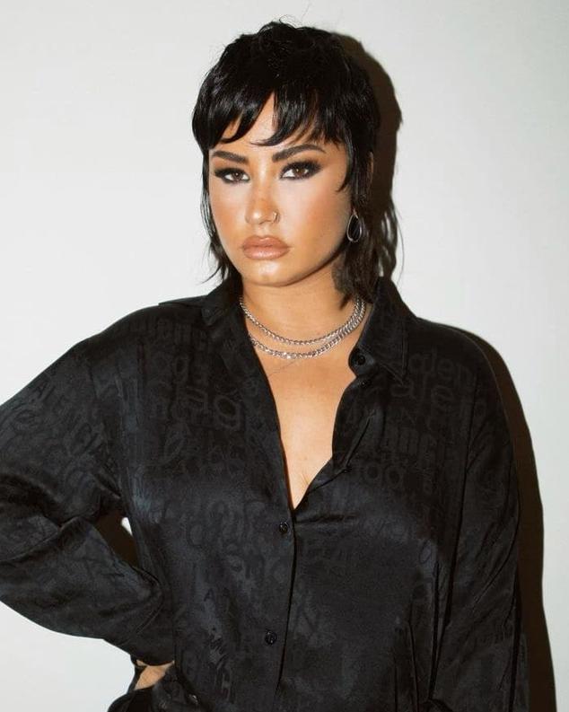 "Este corte es la unión entre la versión corta del mullet con el pixie. Se consigue cortando un pixie, pero dejando el flequillo largo, así como los lados y la nuca. Así suaviza la transgresión del mullet para las menos atrevidas, pero aporta diversión al pixie", asegura Raquel Saiz de Salón Blue by Raquel Saiz.