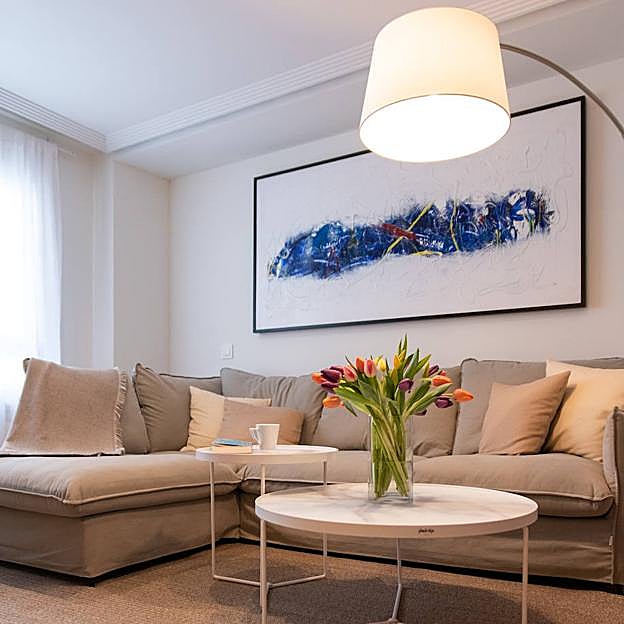 Imagen principal - Los muebles favoritos de Ainhoa Arbizu en la nueva decoración de su casa son el sofá chaise longue Gracia y la estantería Epure, ambos de Pilma.