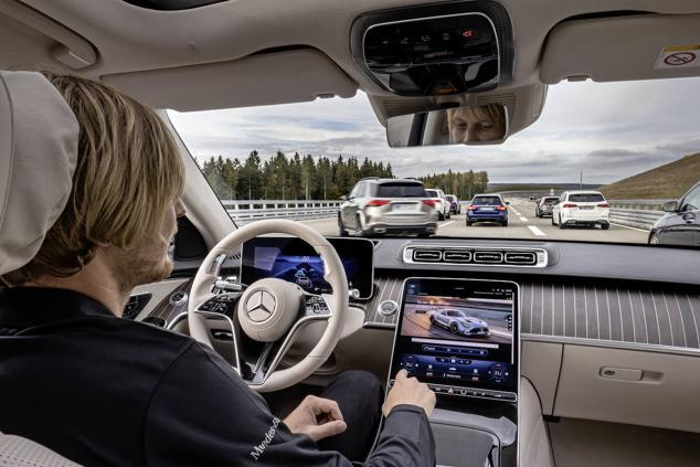 El Drive Pilot de Mercedes-Benz es el primer sistema de conducción autónoma que ya está homologado en Europa para conducir solo, aunque con limitaciones y, de momento, solo en Alemania. El objetivo de esta puntera tecnología pasa por aumentar la seguridad en la carretera, evitar accidentes y dotar a los vehículos de un consumo mucho más eficiente, ya que el coche siempre elegirá la mejor forma de ahorrar energía, sea cual sea la que propulse su motor. 