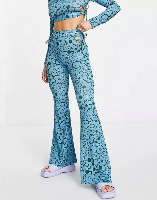 En Asos hemos encontrado unos pantalones de campana en azul