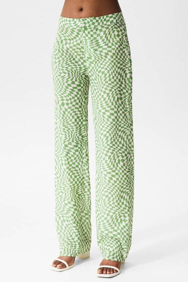 Pull&Bear nos trae un pantalón recto con estampado retro