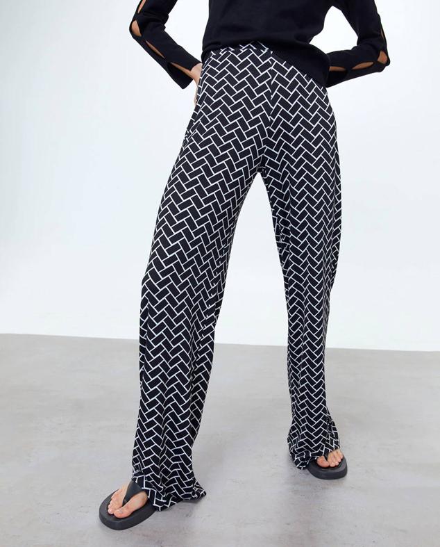 Este pantalón estampado de Sfera cuesta menos de 20 euros