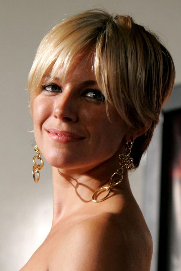 "Este corte es un pixie más largo, creado con capas que lo aproximan al mullet y al shag. Tiene una clara inspiración masculina, más fresca, que aporta un toque de rebeldía. El flequillo debe ser largo y un contorno redondeado con capas. Además, se puede llevar con todo tipo de texturas", comenta Manuel Mon de Manuel Mon Estilistas.