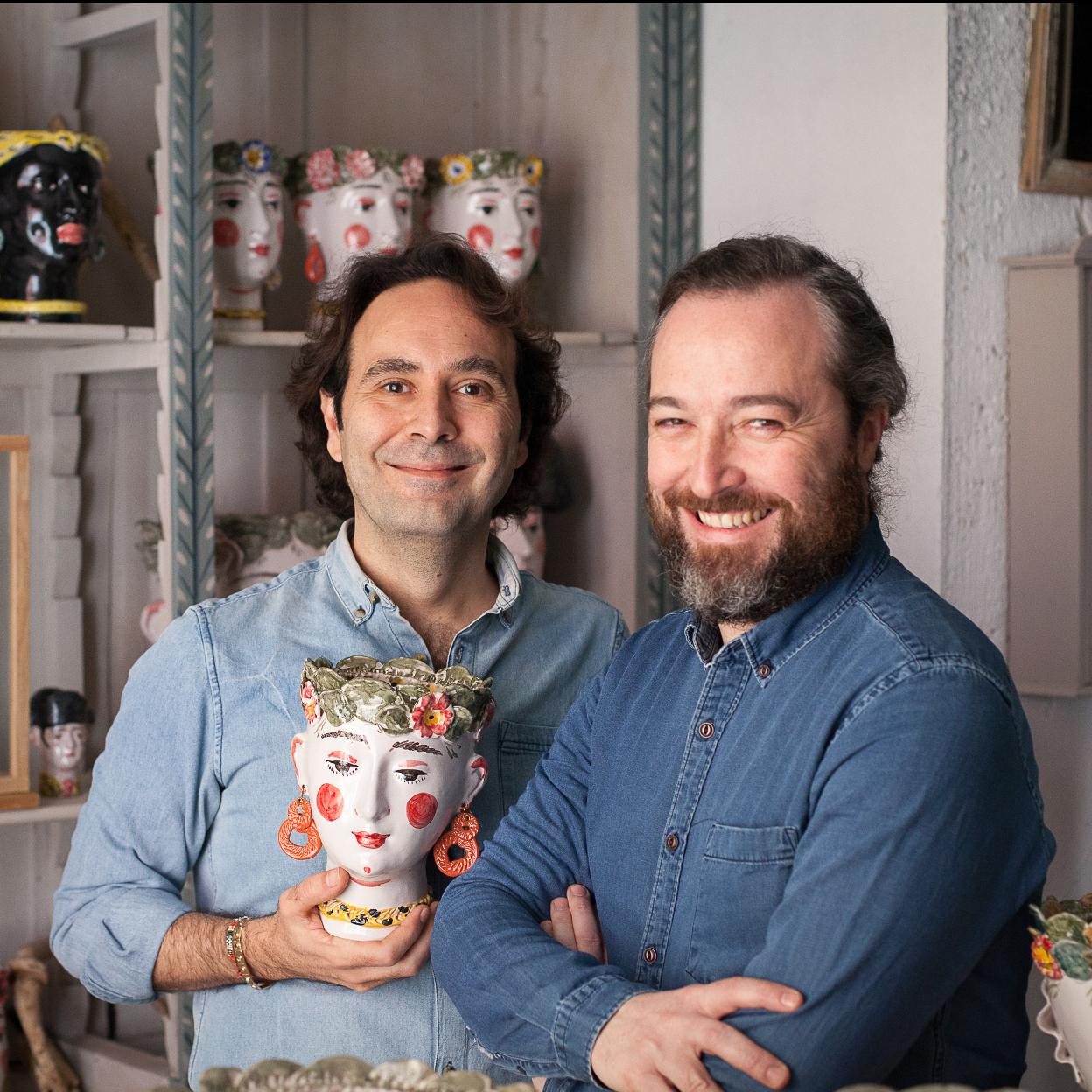 The ExVotos siguen creando figuras religiosas en su pequeño taller de Sevilla.