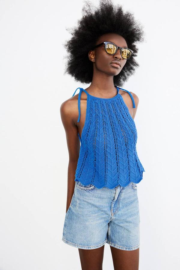 Top de punto fino y calado con diseño acampanado. Tiene cuello halter y tirantes finos ajustables con lazo. El bajo está festoneado. Lo encontrarás en dos tonalidades, azulón o arena y en las tallas S, M y L. Y, tan solo te costará 17,95 euros.