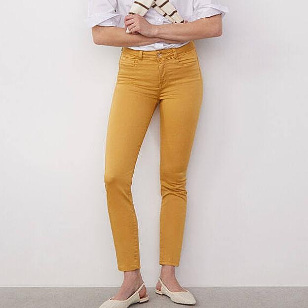 Imagen principal - Estos vaqueros ya se han convertido en los más vendidos de Cortefiel