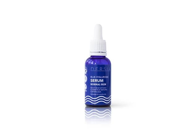 Blue Hyaluronic Sérum de Dersia está formulado con agua de rosa damascena