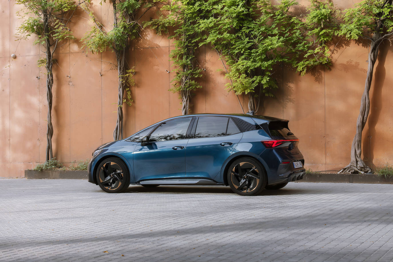 Cupra Born. Es uno de los pocos eléctricos que no es un SUV, con un diseño que combina estilo y amplitud interior. El primer modelo eléctrico de una marca española que ofrece hasta 424 km de autonomía y conducción ágil y deportiva.