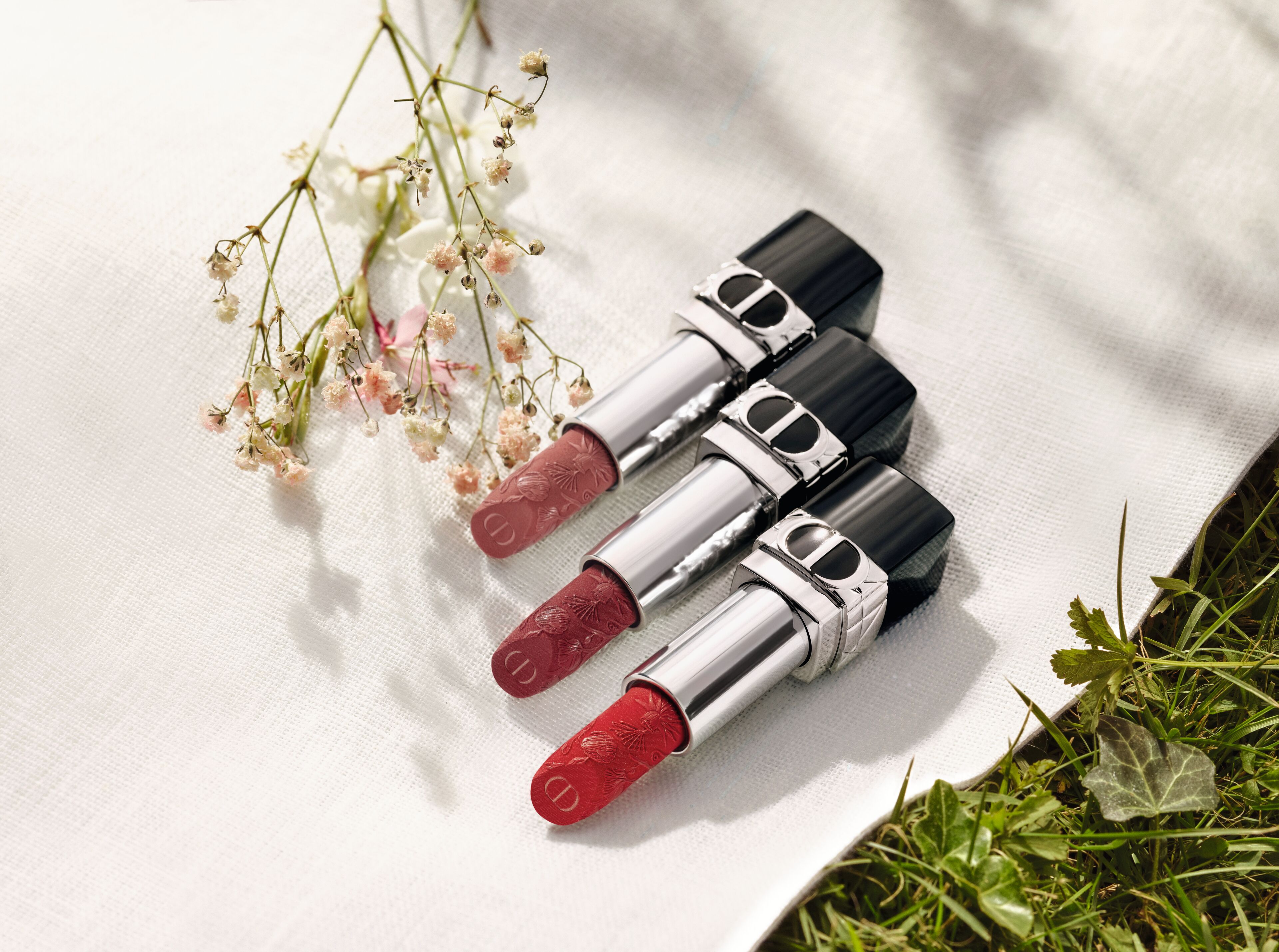 La barra de labios Rouge Dior en una edición limitada con un delicado motivo floral grabado sobre toda la superficie de la barra. Recargable y en tres tonos diferentes. Disponible en exclusiva en dior.com y en El Corte Inglés de Serrano. (40 euros).