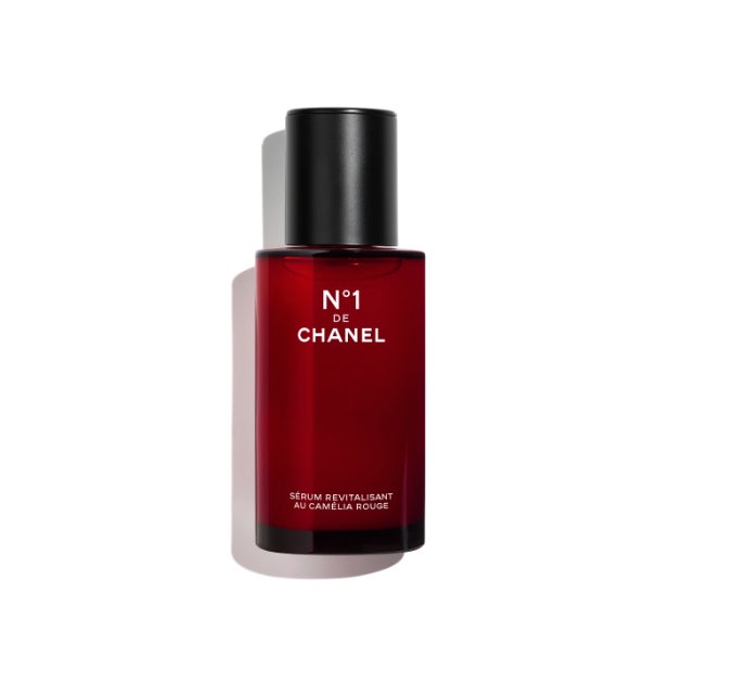 Sérum Revitalizante N1 de Chanel, uno de los últimos lanzamientos de skincare de la firma que tiene como protagonista los beneficios antiedad de la camelia roja. Perfecto para prevenir y corregir los cinco signos de la edad. (138 euros).