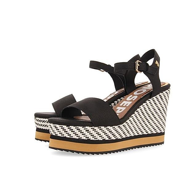 Sandalais de cuña alta color negro de Gioseppo. (64,95 euros).