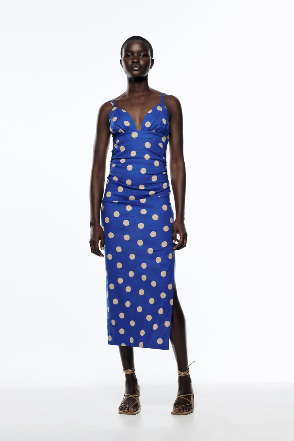 Los lunares también son para lucirlos en los momentos más especiales. Un plan nocturno o una boda de verano serán los momentos perfectos para sacarle partido a este diseño. Vestido estampadocon lunares de Zara (35,99 euros)