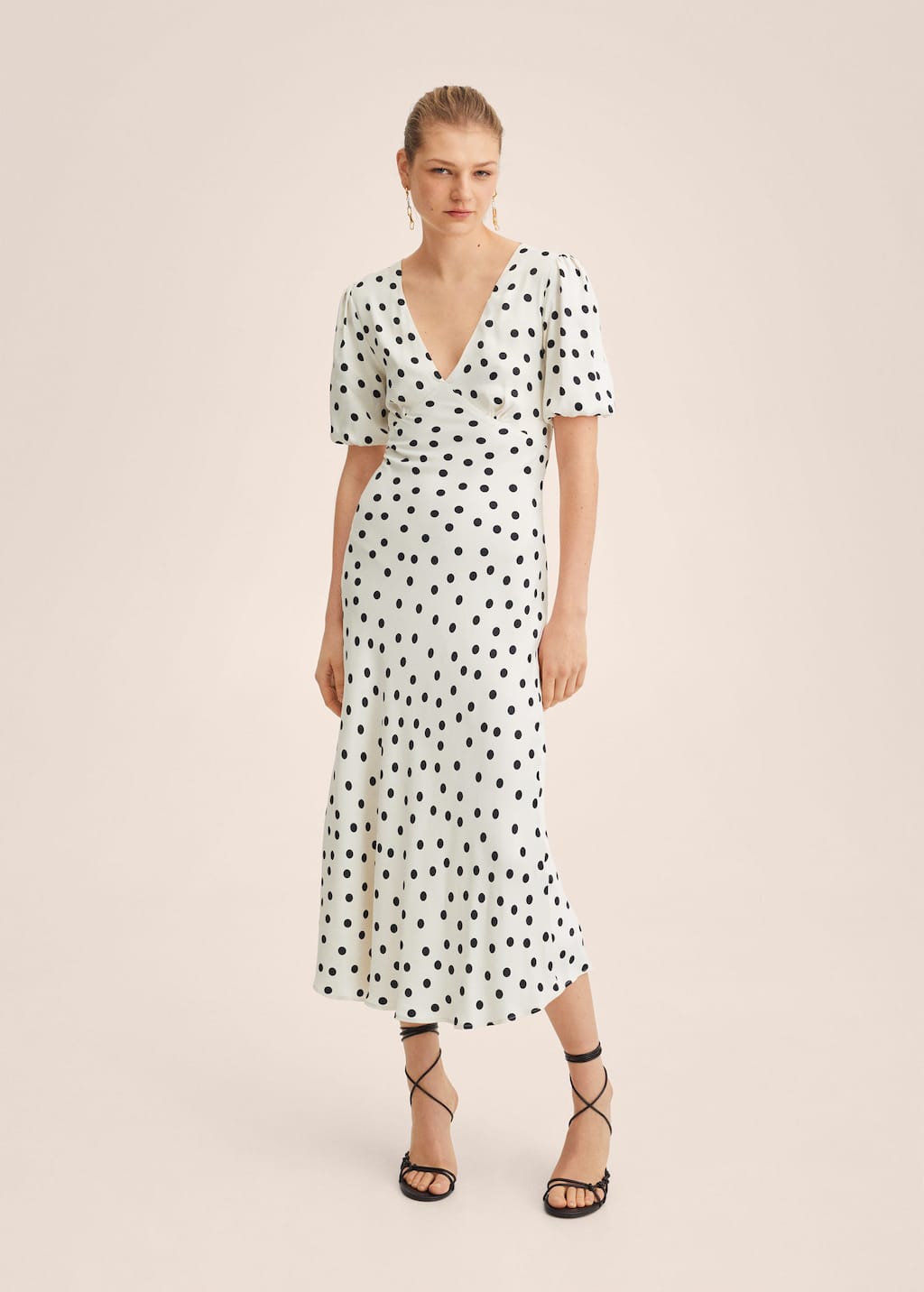 Los lunares son perfectos para las grandes celebraciones de primavera verano, como las comuniones de mayo. Este diseño de Mango, ligeramente satinado, es la opción más elegante para ese tipo de eventos. Vestido con estampado de lunares de Mango (59,99 euros)