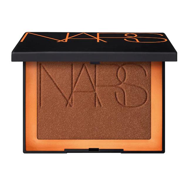 Polvos bronceadores micronizados con acabado irisado que aportan suavidad y un aspecto de piel uniforme con un acabado cómodo y de larga duración. Mezcla única de aceites y extractos botánicos que ayudan a proteger y suavizar la piel todo el día dejando la piel hidratada y una sensación ligera. Precio: 39,99 euros en Sephora.