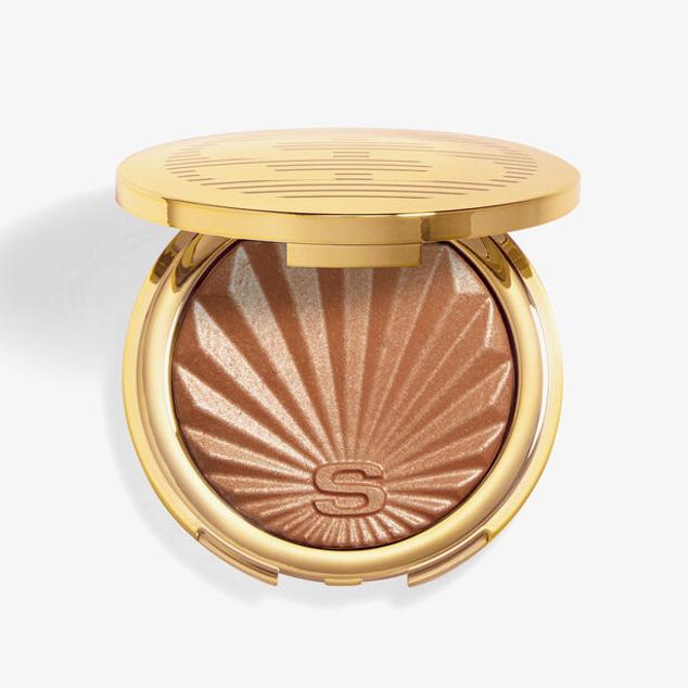 Polvo en gel bronceador ultra suave que broncea naturalmente las pieles claras o ilumina las teces bronceadas. Un complejo alisador innovador con efecto soft focus que ofrece un resultado luminoso. Los pigmentos micronizados garantizan un color óptimo para un acabado uniforme y natural. Enriquecida con Gardenia, Malva y Tilo, aporta suavidad y confort. Precio: 94,99 euros en Sephora.