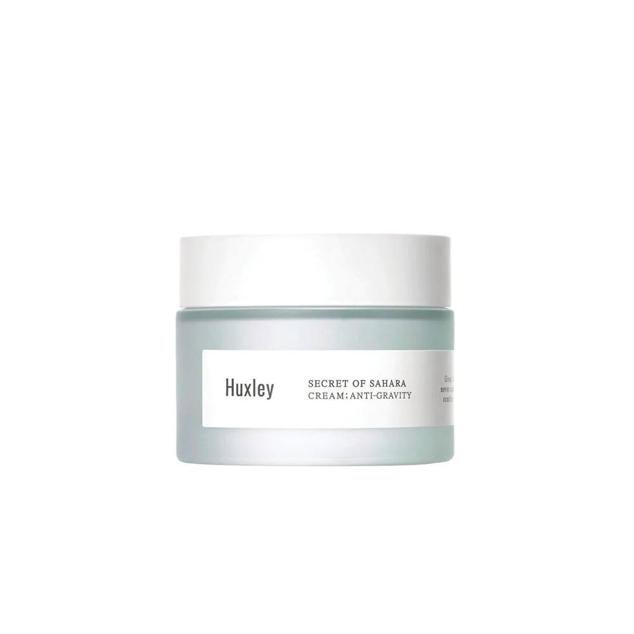 La crema cuyos resultados desafían las leyes de la gravedad. Se trata de un tratamiento cargado de antioxidantes, ingredientes nutritivos, hidratantes y acondicionadores que se libra del daño causado por el estrés y el envejecimiento. La mezcla de semilla de pera espinosa del Sáhara, ácido hialurónico, escualeno, manteca de karité y lecitina hidrogenada hidrata, rellena y revitaliza la piel, a la vez que minimizan el aspecto de las arrugas, suavizan, tonifican, levantan la tez e iluminan, con la ayuda de la adenosina.