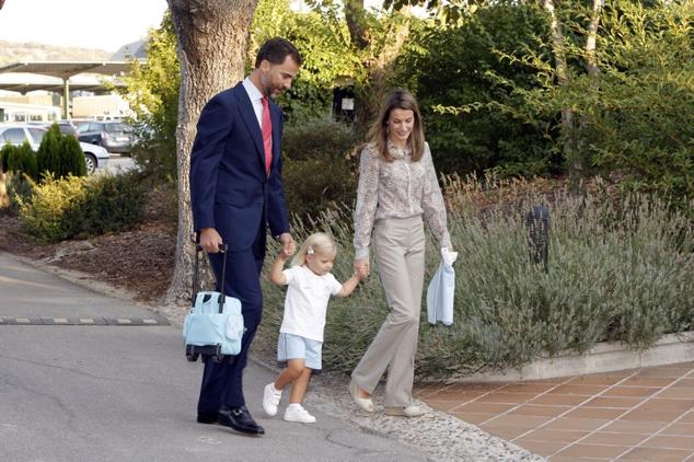 Sus Majestades los Reyes, Don Felipe y Doña Letizia, acompañan a la Infanta Sofía en su primer día de guardería.