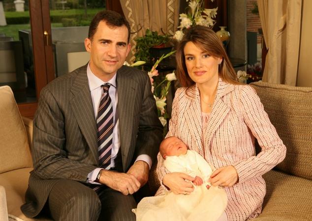 Sus Majestades los Reyes, con Su Alteza Real la Infanta Doña Sofía, a los pocos días de su nacimiento.
