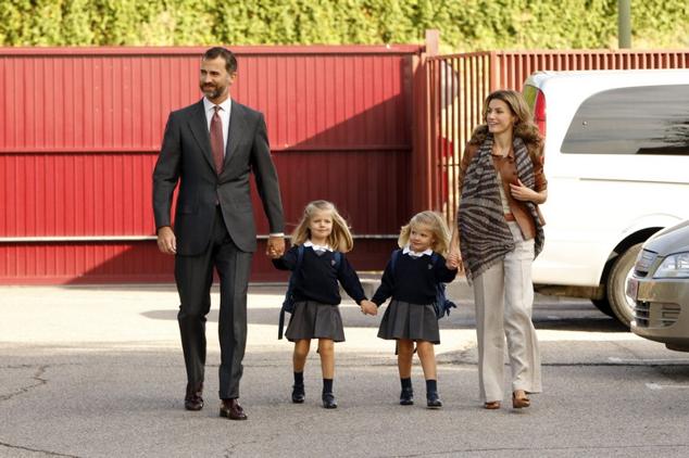 Sus Majestades los Reyes, Don Felipe y Doña Letizia, acompañan al colegio a sus hijas la Princesa de Asturias y la Infanta Sofía. Primer día de colegio de la Infanta Sofía.